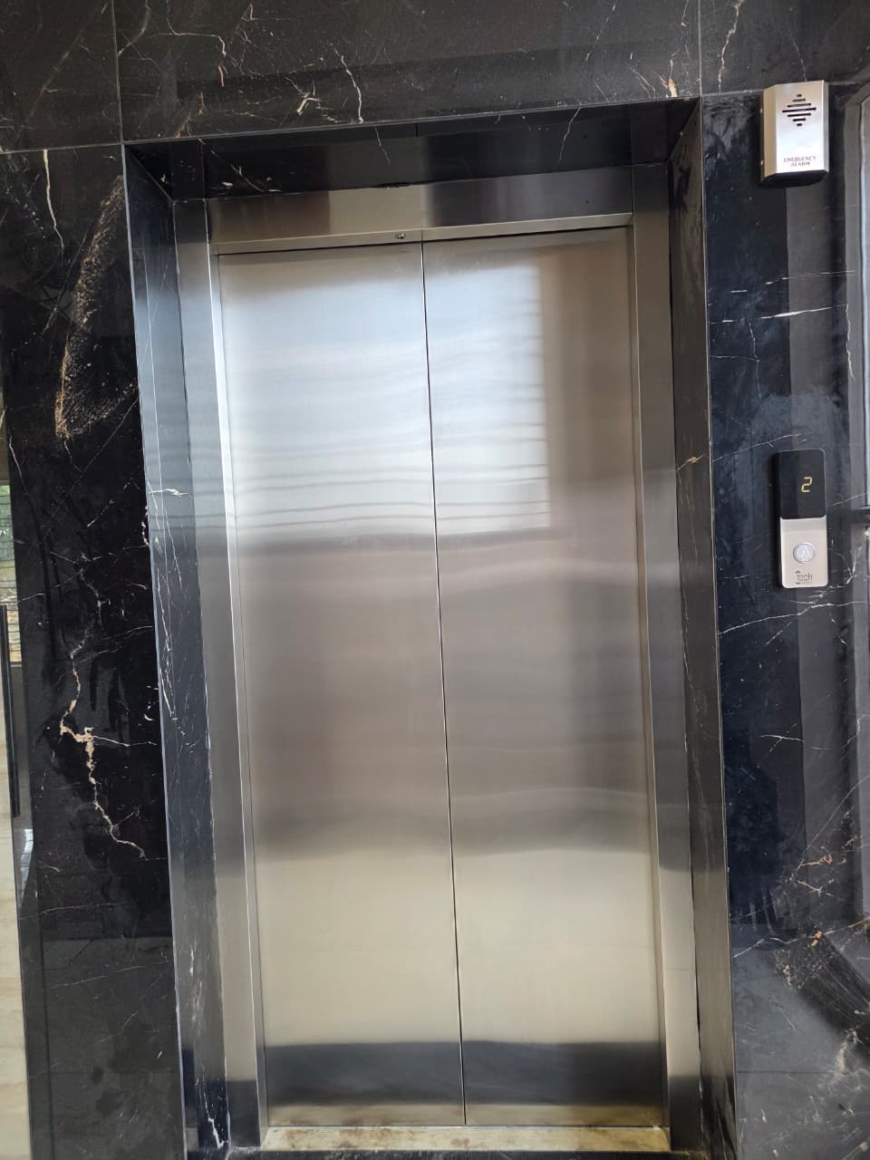Plain Auto Door Lift